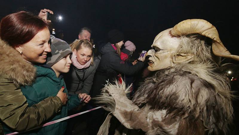 V Radovesicích spojili rozsvícení vánočního stromu s Krampus show.