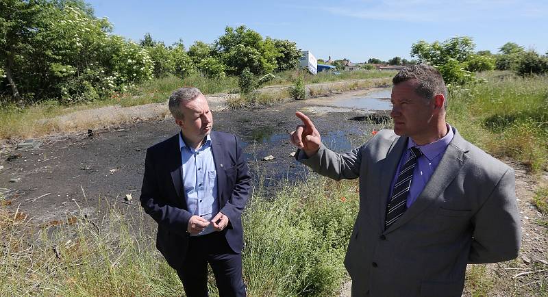 Na spoušť v Rohatcích se přijel v červnu podívat ministr životního prostředí Richard Brabec.