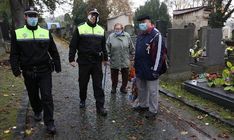 Strážníci hlídkují na hřbitově v Litoměřicích