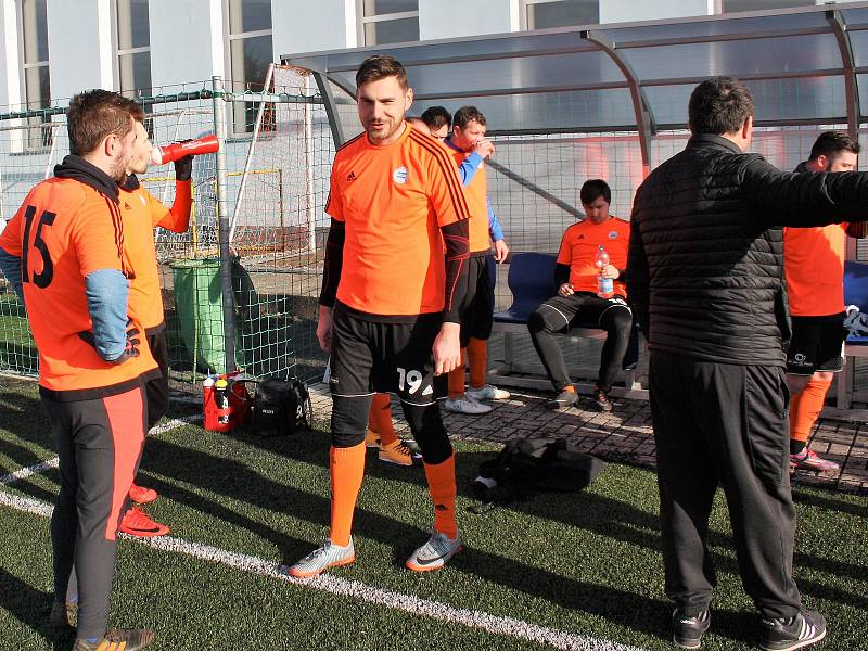 Fotbalisté Lovosic (v bílém) prohráli v přípravě s Roudnicí 0:2. Fotbalisté Roudnice Foto: Deník/Ladislav Pokorný