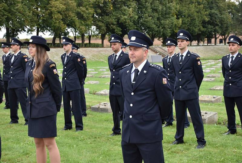 Sedmdesát dva nových příslušníků HZS Ústeckého kraje v pondělí složilo slib příslušníka HZS ČR. Slavnostní ceremoniál se odehrál v areálu Památníku Terezín.