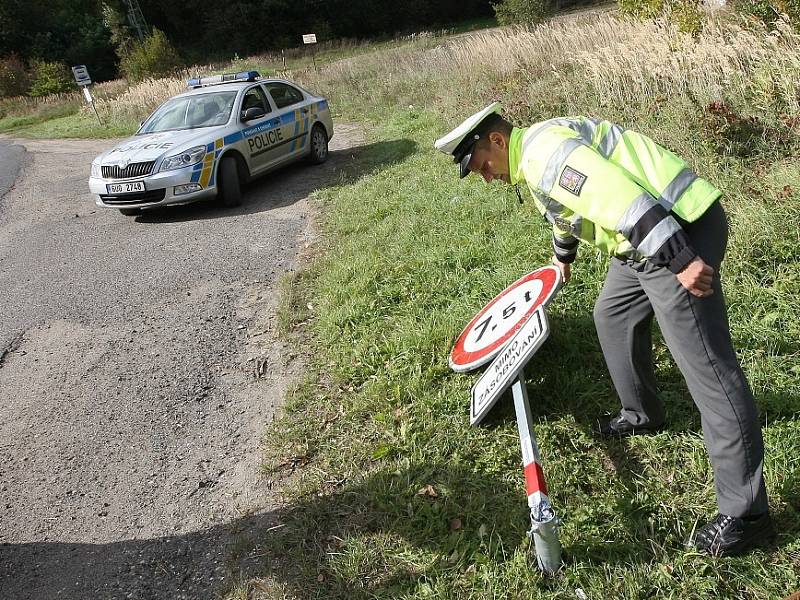 NEPOHODLNÉ ZNAČENÍ se povaluje ve škarpě. Nákladní vozidla nad 7,5 tuny tak mohou beztrestně projíždět obcemi Střížovice, Snědovice, Křešov, Radouň, Čakovice Velešice Hoštkou i dalšími vesničkami. Policie si s řidiči neví rady. Nemá je jak pokutovat. 