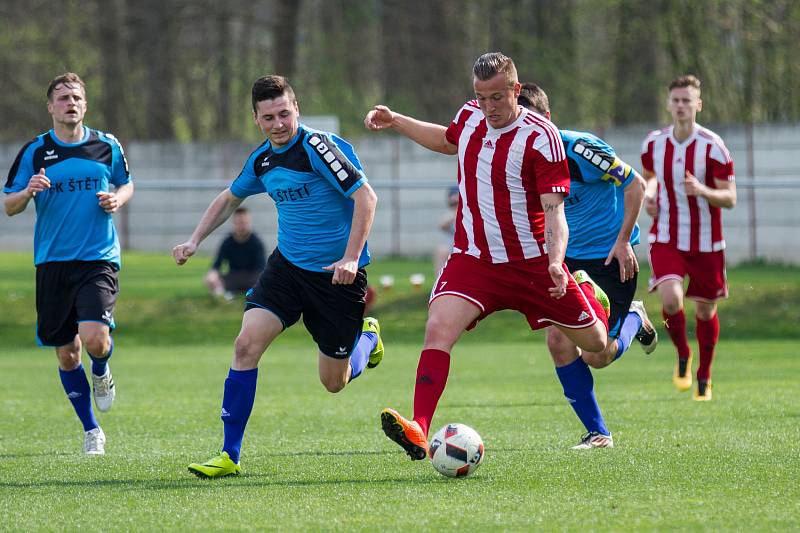 Divizní derby Brozany (v pruhovaném) - Štětí skončilo po devadesáti minutách bez branek. 