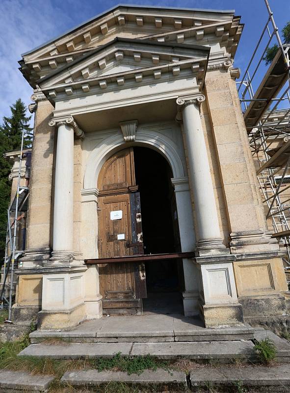 Mauzoleum rodu Schrollů, které léta chátrá a zloději několikrát vykradli rakve s nebožtíky, se konečně opravuje.