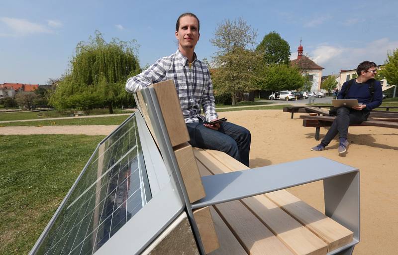 Litoměřice mají jako první v republice solární lavičku, kde si je možné dobít telefon nebo se připojit k internetu