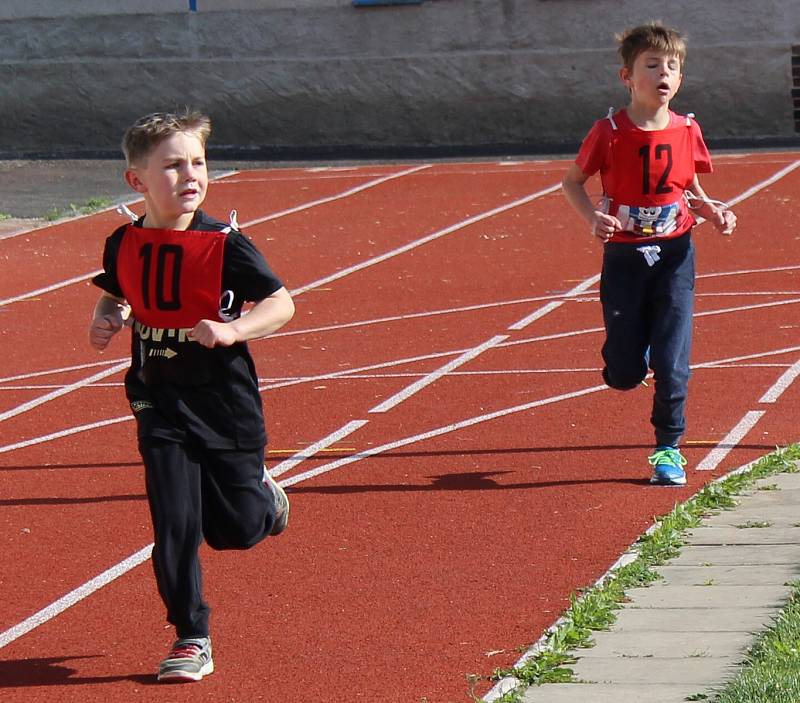 Téměř devět desítek atletů všech věkových kategorií se za krásného jarního počasí zúčastnilo v sobotu už 58. ročníku přespolního běhu Říp - Roudnice a Roudnice - Říp - Roudnice. Traťové rekordy na hlavních tratích překonány ani tentokrát nebyly. Na 15 200