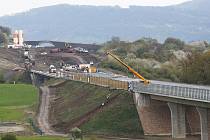 SESUV na stavbě dálnice D8. Svah nad Prackovicemi se utrhl v červnu 2013. Strhl s sebou také železniční trať Lovosice – Teplice. Stavbaři by masu zeminy měli odtěžit do podzimu. Dálnice má být zprovozněna letos v prosinci. 