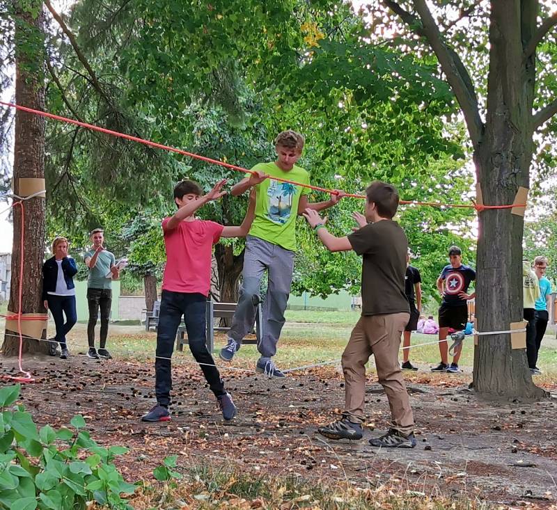 Noví studenti se seznamovali v Opárně.