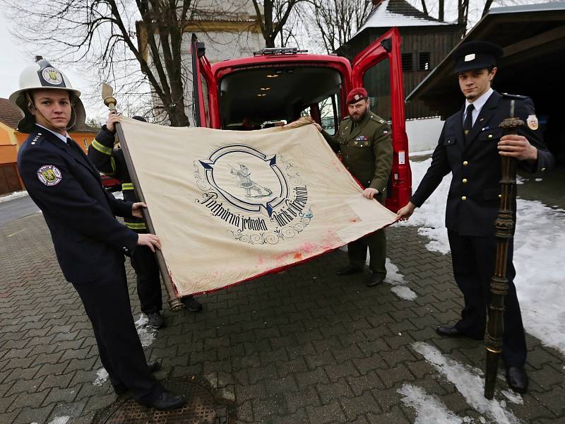 V Třebenicích se uskutečnil pietní akt u hrobu Václava Paříka, starosty dobrovolných hasičů, starosty města a vůdce Čechů na Třebenicku.