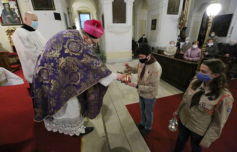 Probošt Litoměřické kapituly Jiří Hladík požehnal na Štědrý den ráno v katedrále sv. Štěpána betlémské světlo a předal ho skautům. Ti ho předali všem, kteří si do katedrály přišli s lampičkami. Po celé Vánoce bude betlémské světlo ve vchodu do katedrály.