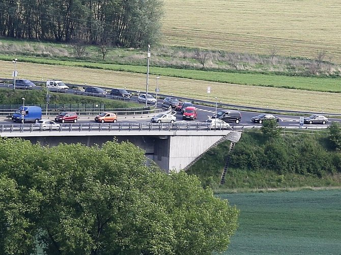 KRITICKÉ MÍSTO je u mostu Gen. Chábery, kde se na přivaděč od dálnice a Lovosic napojuje silnice od Mlékojed. 