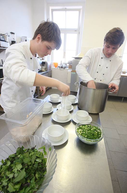 Žáci gastronomických oborů připravili zájemcům z řad veřejnosti o netradiční kuchyni jídla typická pro Vietnam.