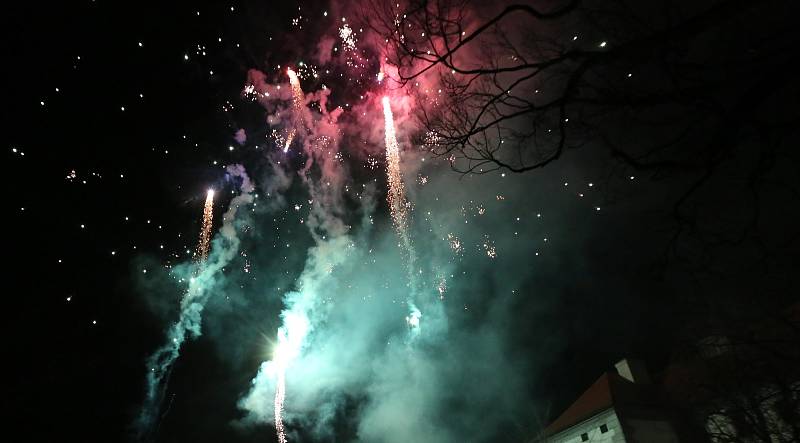 Nebe nad Lovosicemi rozzářil silvestrovský ohňostroj