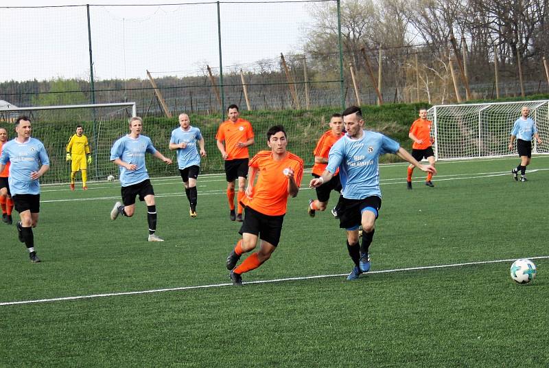 Fotbalisté Roudnice (v oranžovém) zdolali Českou Kamenici 3:1. I. A třída 2018/2019. Foto: SK Roudnice/Ladislav Pokorný