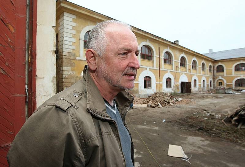 Probíhá rekonstrukce bývalých dělostřeleckých kasáren v Terezíně.