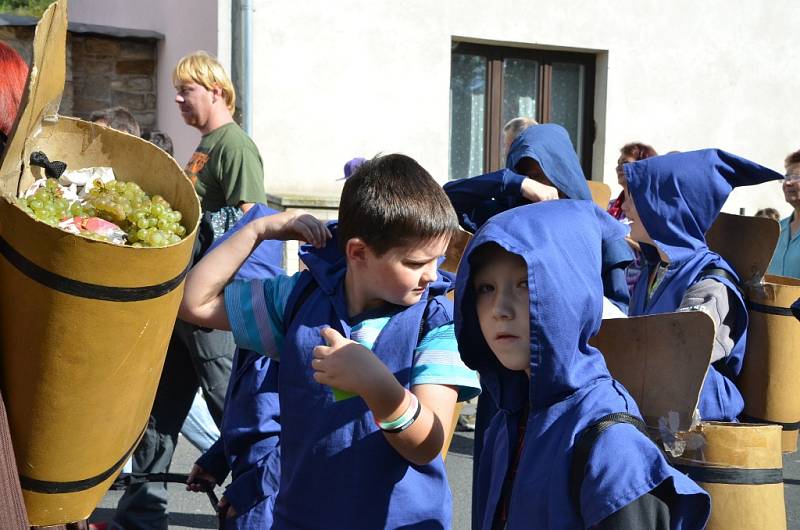 ŽERNOSECKÉ VINOBRANÍ. Zpestřením programu oslav byl tradiční historický průvod obcí.