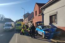 Libochovičtí strážníci zachránili život řidiči, který při jízdě zkolaboval a s vozidlem naboural do sloupu veřejného osvětlení a zdi domu.