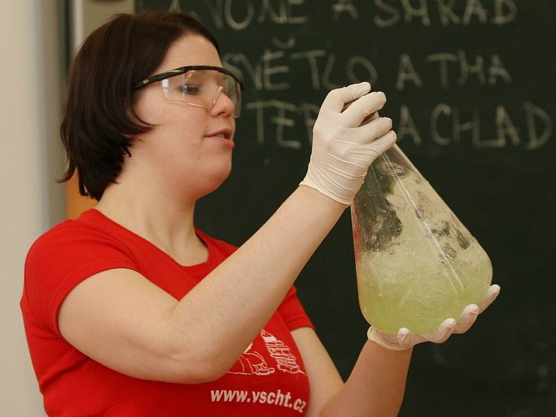 Vysokoškolačky ukázaly žákům lovosické základní školy „kouzlo chemie“. Zbavily jí složitých rovnic a převedly v praxi
