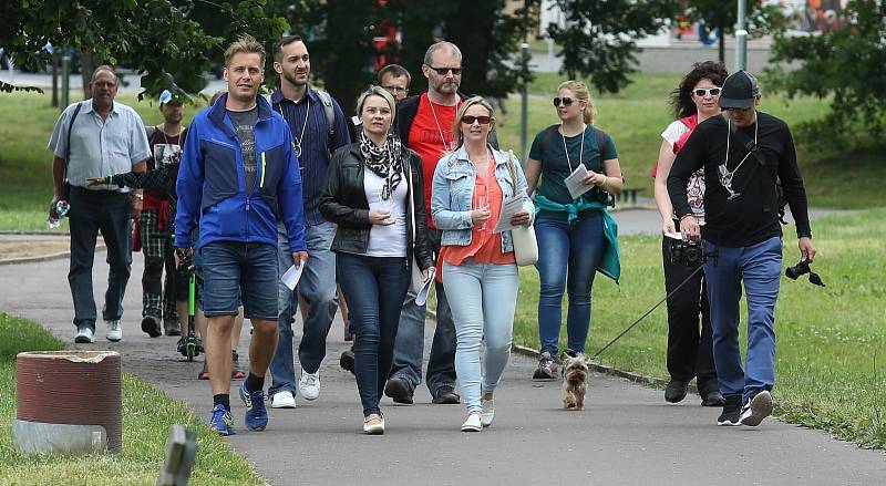 Stovky milovníků vína vyrazily v sobotu odpoledne na tradiční ochutnávku vín místních vinařů okolo řeky Labe.