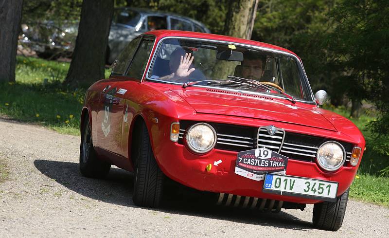 Zámek v Ploskovicích se stal svědkem průjezdu 4. ročníku setinové rallye historických vozidel