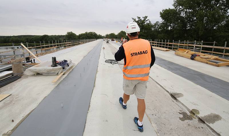 Dělníci pracují na rekonstrukci mostu ve Štětí