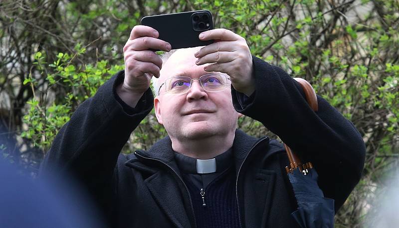 Na Velký pátek se konala pobožnost Křížové cesty pro rodiny s dětmi na Ostrém u Úštěku, kterou vedl litoměřický biskup Jan Baxant.