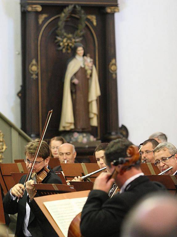 Národní symfonický orchestr zahrál v terezínském kostele.