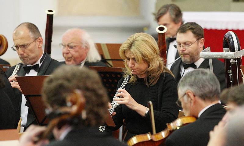 Národní symfonický orchestr zahrál v terezínském kostele.