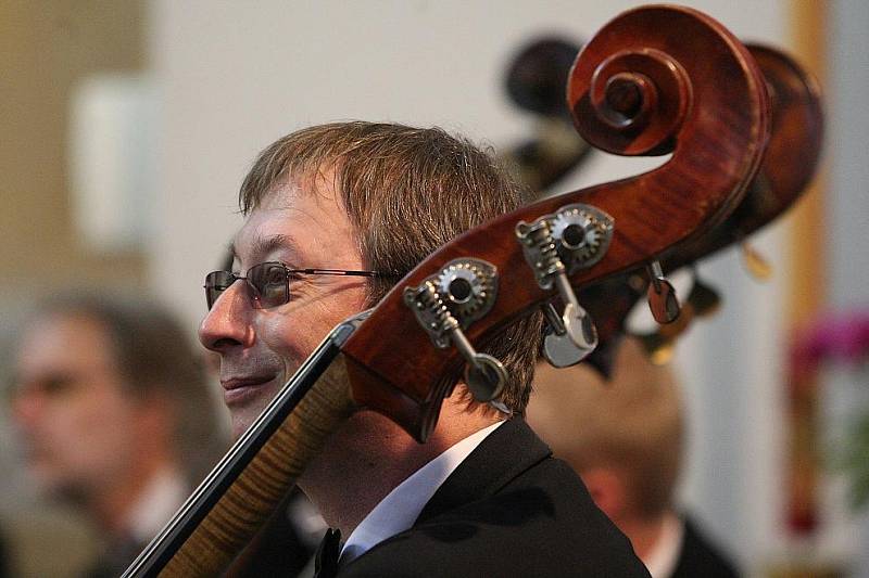 Národní symfonický orchestr zahrál v terezínském kostele.