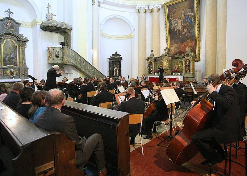 Národní symfonický orchestr zahrál v terezínském kostele.