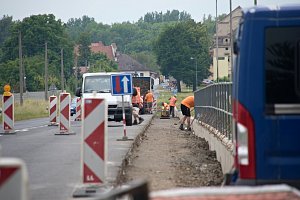 Dělníci budují nový chodník na hřbitov v Doksanech