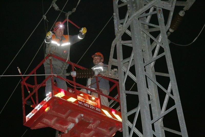 Energetici do pozdních nočních hodin pracovali na zprovoznění části vedení vysokého napětí do firmy Schöeller. K montáži nových vodičů o délce několika kilometrů dojde pravděpodobně během čtvrtka.