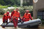 Povodně 2002, Žalhostice, hasiči kontrolují zatopené firmy