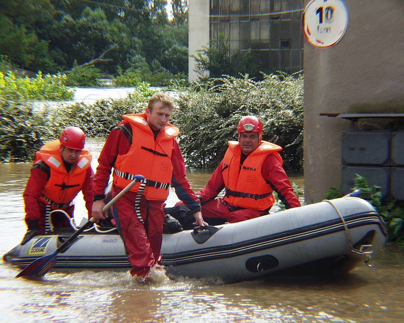 Povodně 2002, Žalhostice, hasiči kontrolují zatopené firmy