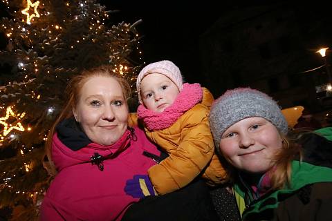 V Lovosicích se rozzářil vánoční strom.