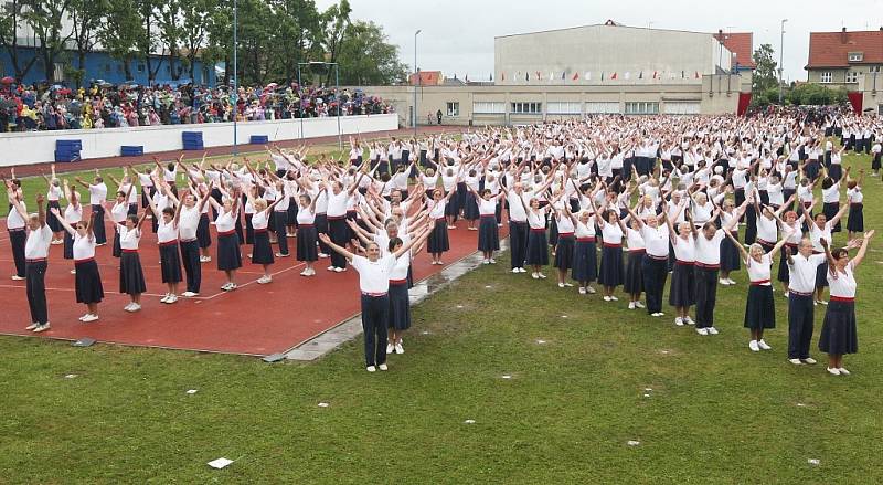 Sokolové cvičili na roudnickém Tyršově stadionu.