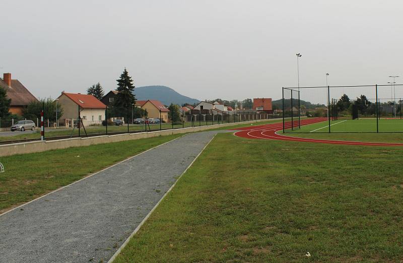 Nové multifunkční hřiště ve Straškově-Vodochodech.