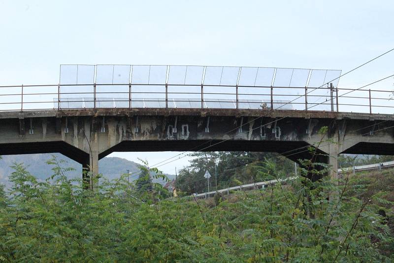 Most nad železnicí v Libochovanech slouží jediný možný příjezd do dolní části obce pro těžší vozidla. Několik let je už ale ve velmi špatném stavu. Správa železnic slíbila jeho opravu.