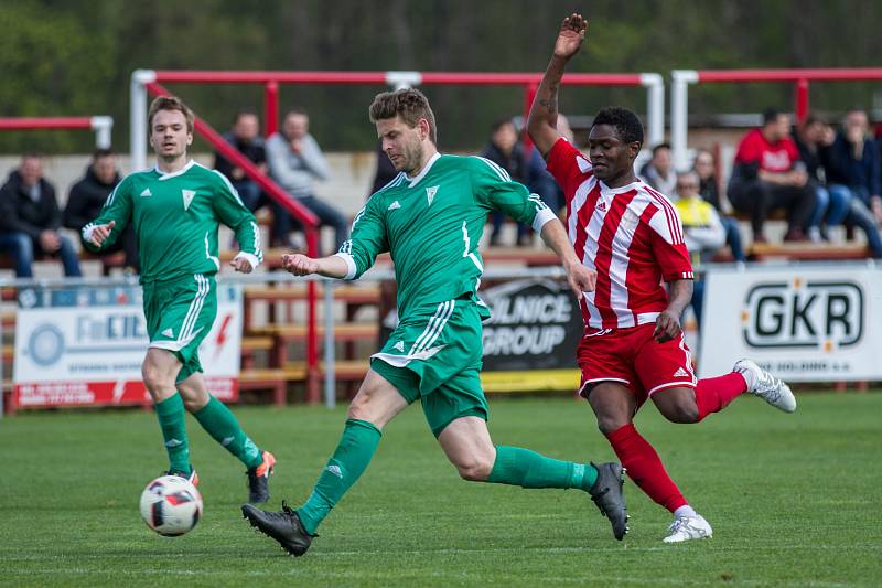 Fotbalová divize B: Brozany (v pruhovaném) - Rakovník 1:2.