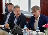 Ministr Brabec (uprostřed) a rada SONO složená ze starostů obcí na Litoměřicku jednali o dalším postupu skládkování komunálního odpadu.