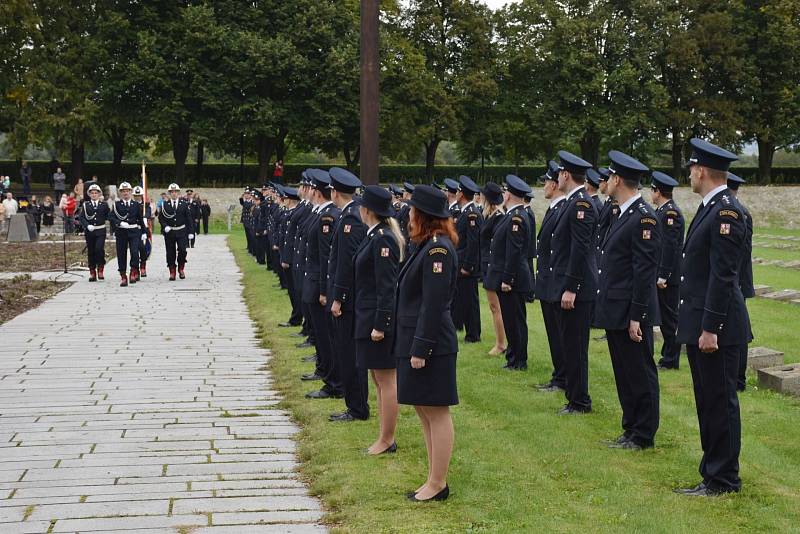 Sedmdesát dva nových příslušníků HZS Ústeckého kraje v pondělí složilo slib příslušníka HZS ČR. Slavnostní ceremoniál se odehrál v areálu Památníku Terezín.