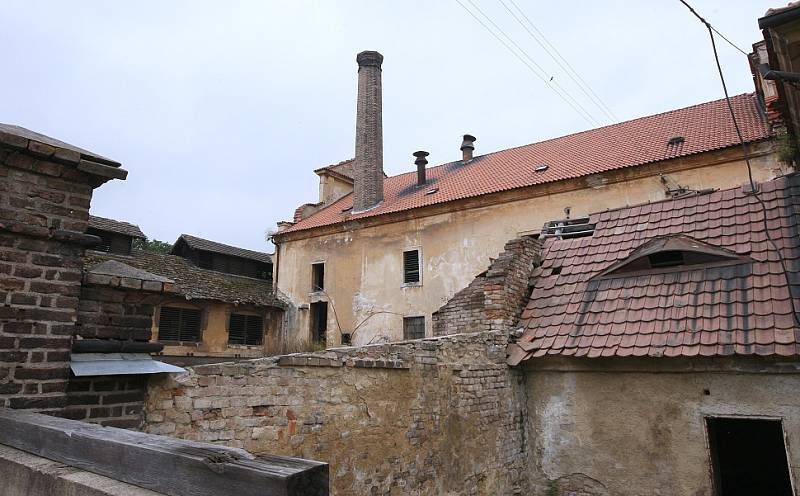 NA ODPIS. V havarijním stavu je střecha pivovaru, štít i krovy. Do objektu zatéká, dřevo uvnitř ohrožuje dřevomorka a hniloba. Takto o nynějším stavu budovy hovoří zpráva památkářů.