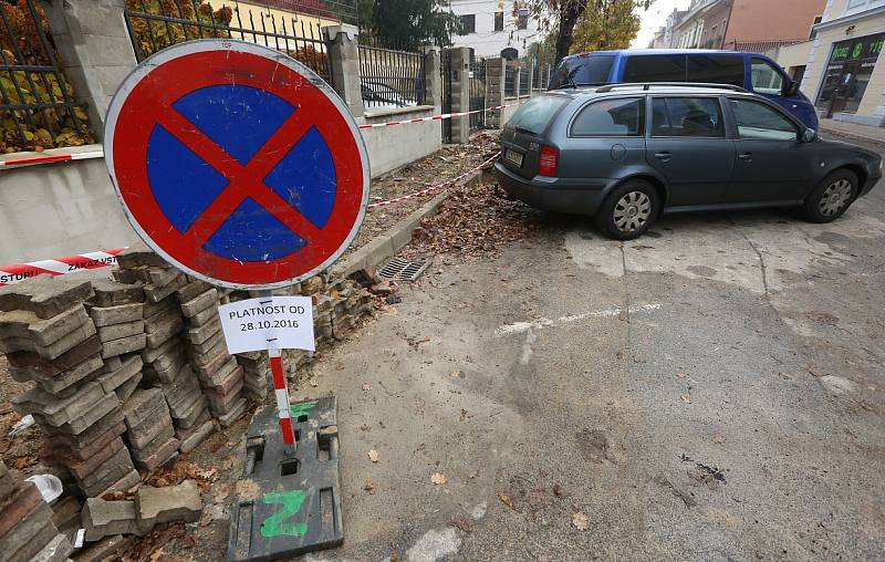 SLOŽITÁ SITUACE pro chodce i motoristy je nyní v okolí litoměřické pošty. Hotovo by mělo být do konce listopadu. 