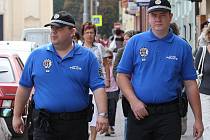 POPRVÉ. Hlídka městských strážníků v pondělí poprvé procházela ulicemi Lovosic.