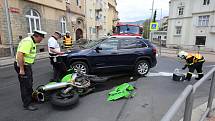 Srážka motorky s osobním autem v Mrázově ulici v Litoměřicích