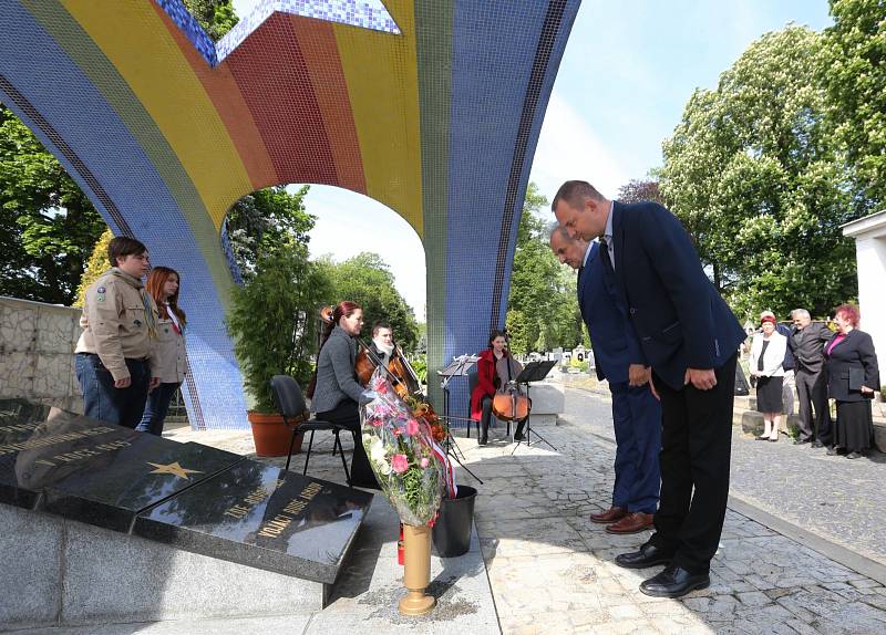 V Litoměřicích se uskutečnil pietní akt k výročí osvobození u pomníku padlých ruských vojáků a poté u krematoria Richard, kde byl koncentrační tábor.