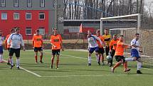 Fotbalisté SK Roudnice (v oranžovém) podlehli Sokolu Vraný 4:5.