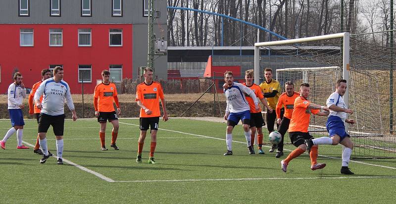 Fotbalisté SK Roudnice (v oranžovém) podlehli Sokolu Vraný 4:5.