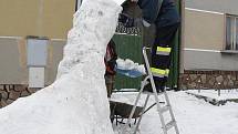 DINOSAURUS ze sněhu zdobí malou vesnici Chodovlice na Lovosicku. 