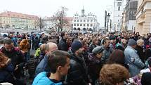 ŠTĚDRODENNÍ ZPÍVÁNÍ sboru Cantica Bohemica na náměstí v Litoměřicích.